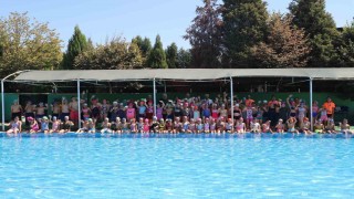 Turgutlulu minik yüzücüler başarı belgelerini aldı