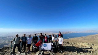 Türk Bayrağı Hazarbaba Dağı zirvesinde dalgalandı