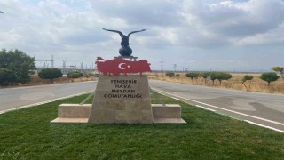 Türk Bayraklı kartal heykeline büyük ilgi