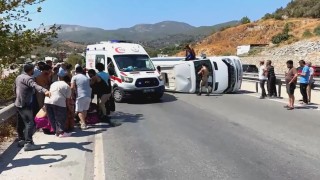 Tursitleri taşıyan midibüs devrildi: 7 yaralı