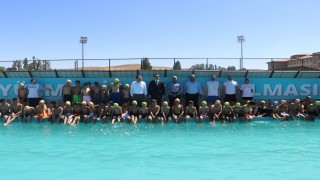 Tutak Kaymakamı Coşkun, yüzme havuzunda incelemelerde bulundu