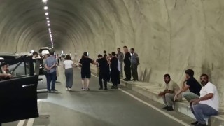 Uluslararası yol saatlerce kapandı: Vatandaşlar tepkili