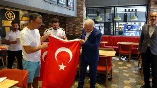 Ümraniye kırmızı beyaza büründü: 40 bin Türk bayrağı dağıtıldı