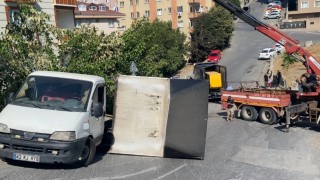 Ümraniyede jeneratör yüklü kamyon kaza yaptı