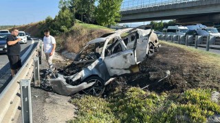 Ümraniyede kontrolden çıkıp refüje giren otomobil alev alev yandı