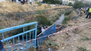 Ümraniyede otomobiller çarpıştı, araçlardan biri dereye düştü