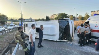 Ümraniyede servis midibüsü devrildi: 8 yaralı