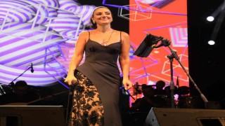 Ünlü sanatçı Sevcan Orhan Bitlislileri coşturdu