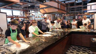 Ünlü Şef Mehmet Yalçınkaya ile minikler mutfağa ilk adımlarını attı