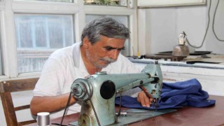 Ustasından aldığı antika dikiş makinesiyle 60 yıldır terzilik yapıyor