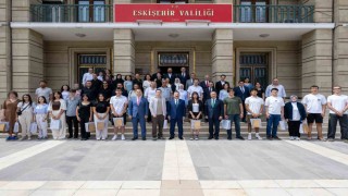 Vali Aksoy YKSde derece yapan öğrencilerle buluştu