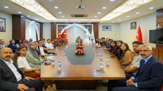 Vali Çelik başarılı öğrencileri kabul etti