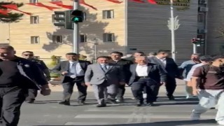 Vali Çiçek, trafik ışıklarını bekleyerek karşıya geçti