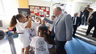 Vali Coşkun minik sporcuların heyecanına ortak oldu