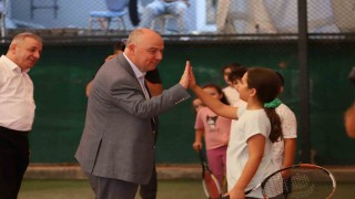 Vali Coşkun minik sporcularla bir araya geldi