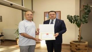 Vali Işın, emekli olan polis memuruna hizmet belgesini verdi