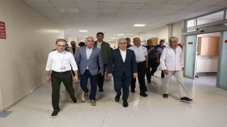 Vali Şimşek, minibüs kazasında yaralananları hastanede ziyaret etti