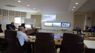 Vali Toraman, Geliboluda çıkan orman yangınını yangın yönetim merkezinden takip ediyor