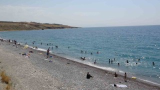 Van Gölü mavi bayraklı plajıyla tatilcilerin akınına uğradı