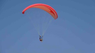 Van Gölü semalarında yamaç paraşütü heyecanı yaşandı