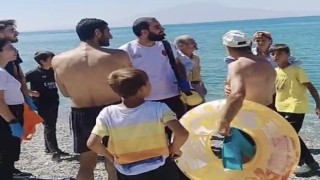 Van Gölünde boğulma tehlikesi geçiren baba ve oğul balıkçılar tarafından kurtarıldı