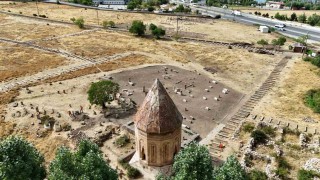 Van Valisi Balcı, Selçuklu Mezarlığındaki çalışmaları inceledi