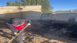 Vanda atık araç lastikleri yandı