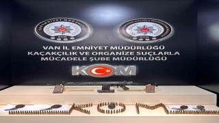 Vanda bir evde 5 el bombası ile 2 tüfek ele geçirildi