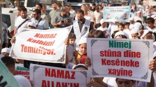 Vanda çocuklardan namaz temalı yürüyüş