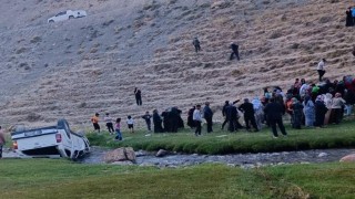 Vanda kamyonet uçuruma yuvarlandı: 6 yaralı