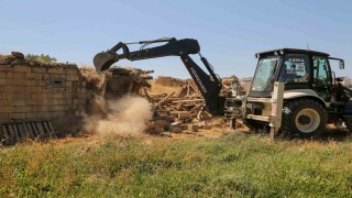 Vanda metruk yapı ve ahırların yıkımını sürüyor