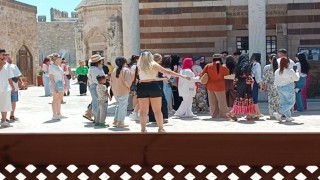 Vanda tarihi camiye uygunsuz kıyafetlerle girilmesi tepki topladı