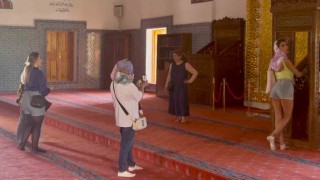 Vanda tarihi camiyi uygunsuz kıyafetlerle ziyaret eden turistlerle ilgili tartışma sürüyor