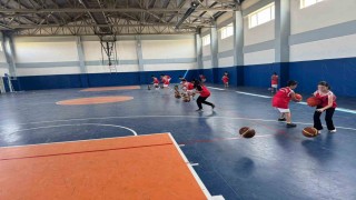 Vanlı minikler basketbol ile yaz tatillerini değerlendiriyor