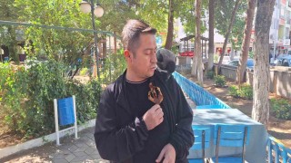 Vatandaşın köpeklerden kurtardığı karga ilçenin maskotu oldu