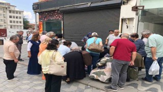 Vatandaşlar tişörtleri alabilmek için birbirleriyle yarıştı