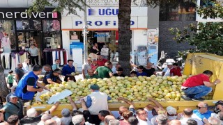 Vatandaşlara 5 ton yerli kavun ücretsiz dağıtıldı