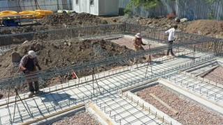 Vezirçiftliği spor salonu inşaatı sürüyor