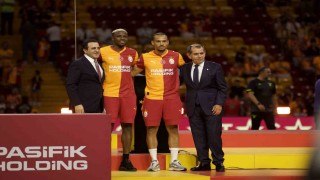 Victor Osimhen ve Leroy Sane için stadyumda imza töreni düzenlendi