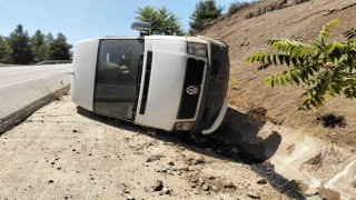 Viraja hızlı giren minibüs şarampole devrildi: 1 yaralı