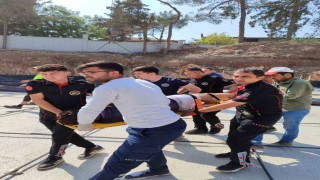 Vücuduna demir saplanan işçiyi itfaiye ekibi kurtardı