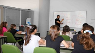 Yabancı üniversite öğrencilerinden Osmangazili çocuklara İngilizce eğitimi