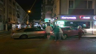Yalovada çarpışan iki otomobil kuruyemiş dükkanına girdi