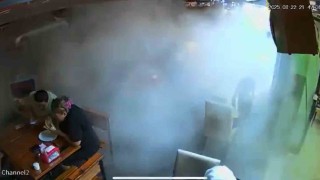 Yalovada patlayan kamyon lastiği restoranda tozu dumana kattı