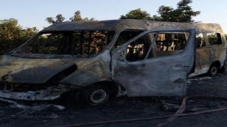 Yanan minibüs kullanılamaz hale geldi