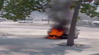 Yanan otomobilin imdadına beton mikseri yetişti