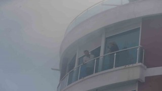Yangın çıkan binada mahsur kaldıkları balkonda kurtarılmayı beklediler