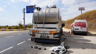 Yangın söndürme cihazı yüklü araç, süt tankerine çarptı: 1 yaralı