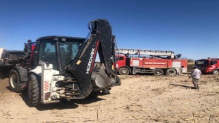 Yangına müdahale eden iş makinesi alev alev yandı