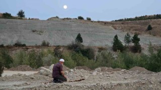 Yangında evini terk edip karşı tepede namazını kıldı